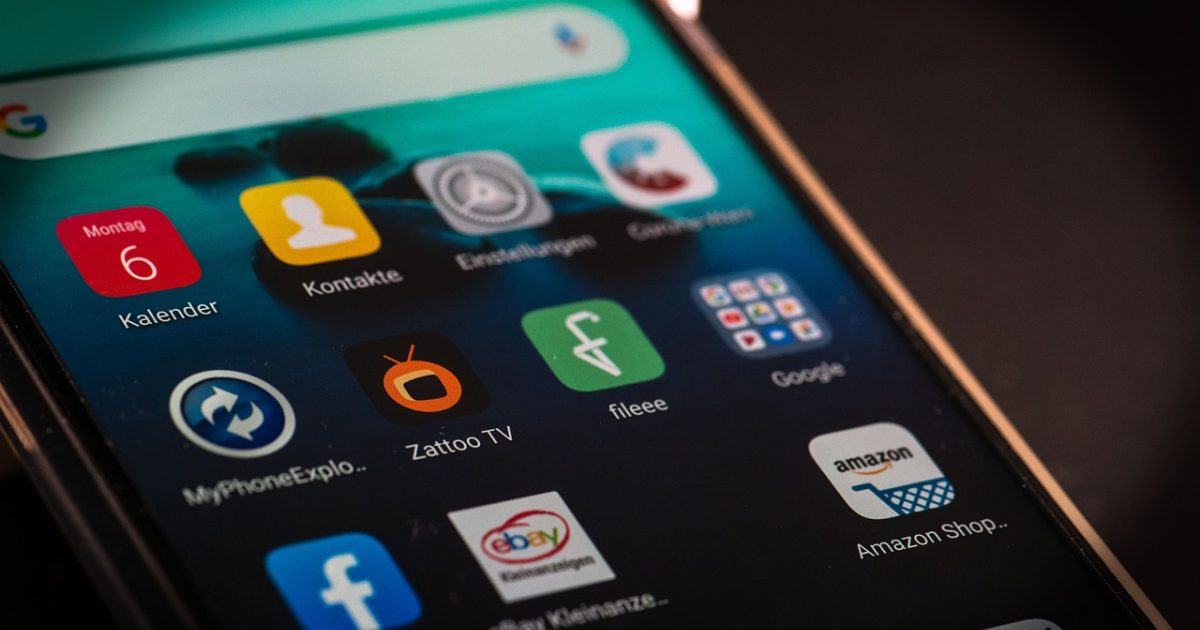 双色球基本走势 App 在手机屏幕上展示红蓝球走势图与冷热分布面板，薰衣草紫界面在浅色桌面背景上显得干净克制